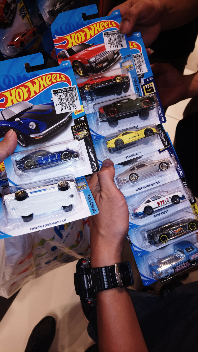 As you can see from the man’s watch, he’s quite well-off, but is actually fairly young. And that stack was the only one I had pictures of—he had an Advan 180SX and a bunch more others. Note to self: never turn you back.